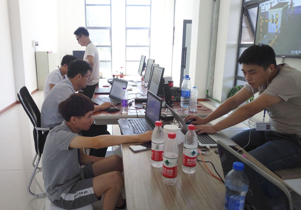 路一声问候，，，，，，，，送一份祝福！