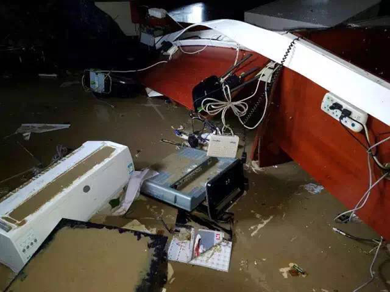 抢建遭台风沉创的九洲港口岸，，，，，888官网科技义不容辞！