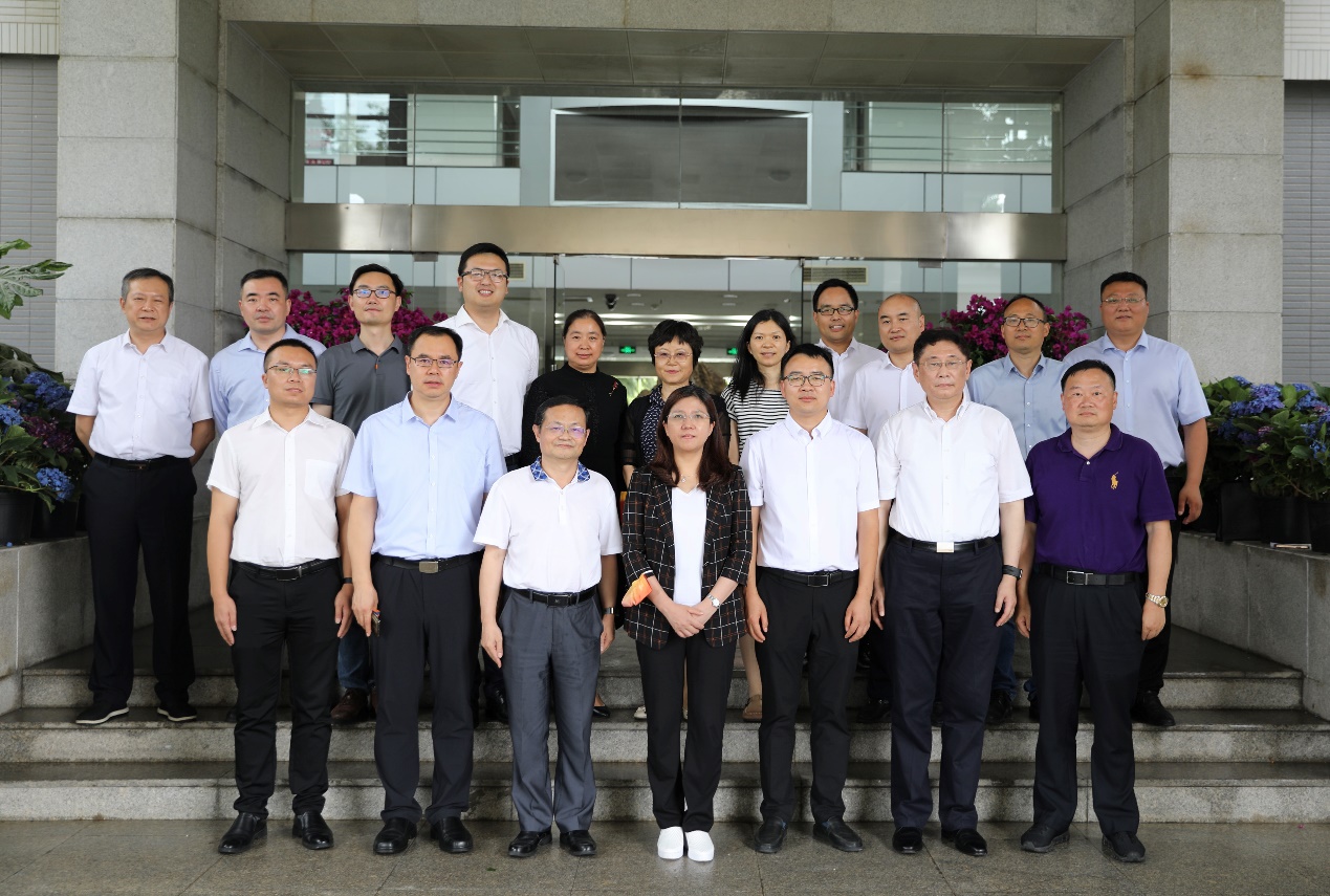 888官网科技与东南大学签定产学研战术合作和谈，，，，，，瞿磊获颁“东南大学至善教育贡献奖”