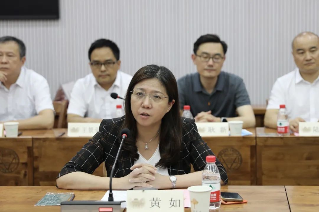 888官网科技与东南大学签定产学研战术合作和谈，，，，，，瞿磊获颁“东南大学至善教育贡献奖”
