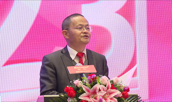 东方风来满眼春，，，，，斗志高昂谋新篇——888官网科技成立二十六周年庆典暨颁奖典礼在丽江进行